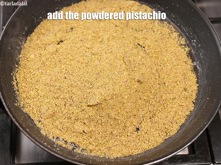 स्टेप 9 – पिसा हुआ पिस्ता डालें।