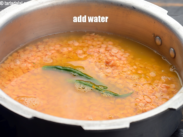 स्टेप 10 – 2 कप पानी डालें।