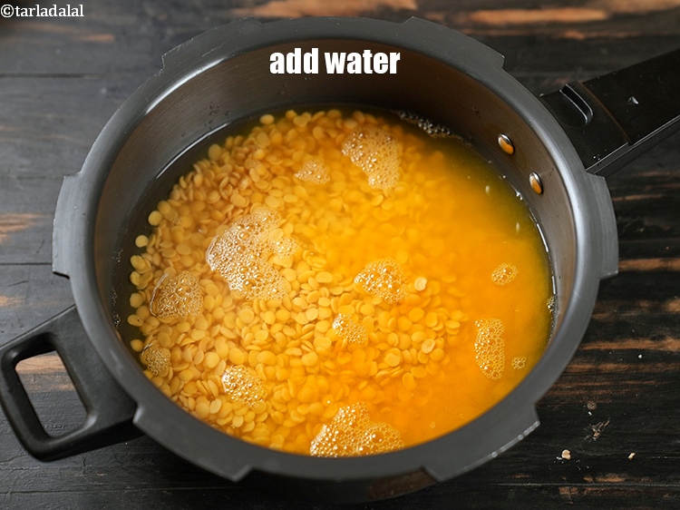 स्टेप 9 – 2 कप पानी डालें।