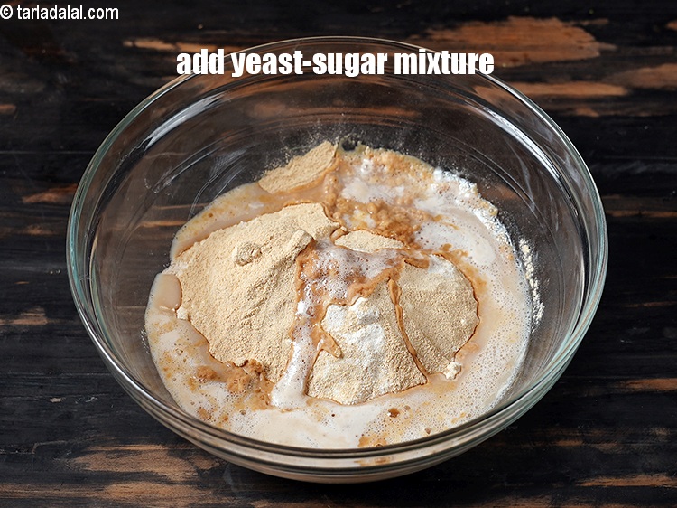 स्टेप 9 – खमीर-चीनी मिश्रण डालें।&nbsp;&nbsp;