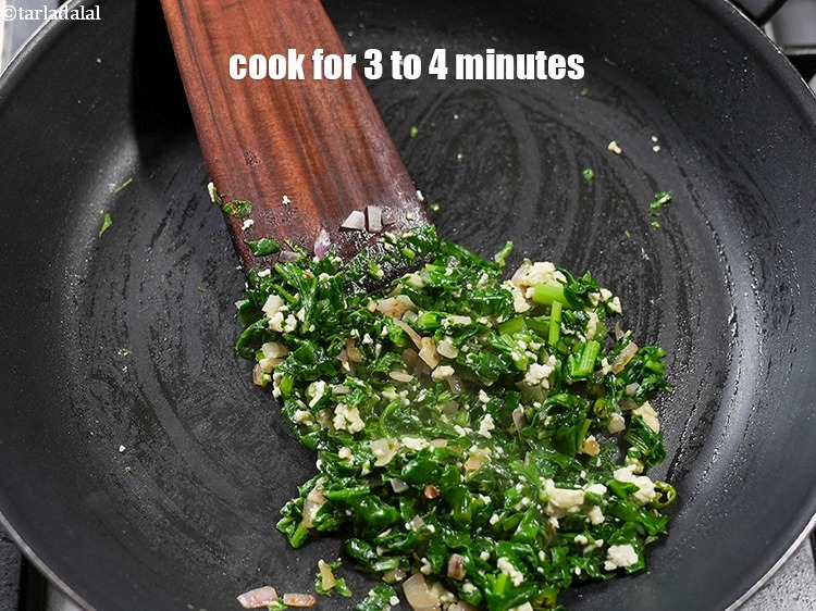 Step 9 – Cook on a medium flame for 3 to 4 minutes, while stirring continuously.