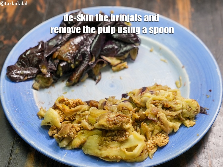 Step 9 – De-skin the brinjals and remove the pulp using a spoon.
