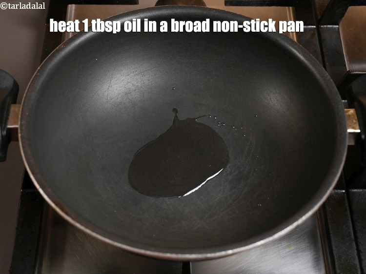 स्टेप 9 – एक चौड़े नॉन-स्टिक पैन में 1 बड़ा चम्मच तेल गरम …