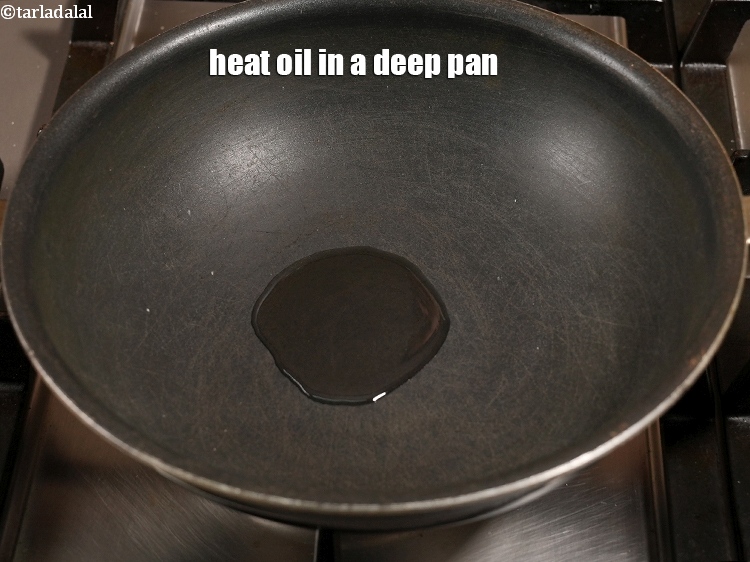 स्टेप 9 – एक गहरे पैन में&nbsp;२ टी-स्पून&nbsp;<a href=""https://www.tarladalal.com/glossary-oil-hindi-671i"">तेल</a> गरम करें।