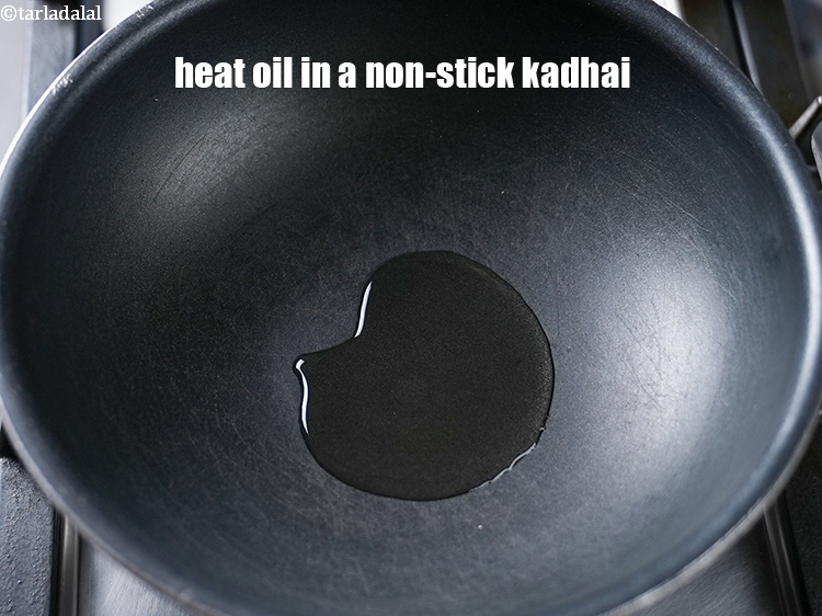 स्टेप 9 – एक नॉन-स्टिक कढ़ाई में&nbsp;&nbsp;२ टी-स्पून&nbsp;<a href=""https://www.tarladalal.com/glossary-oil-hindi-671i"" target=""_blank"">तेल</a>&nbsp;गरम करें।