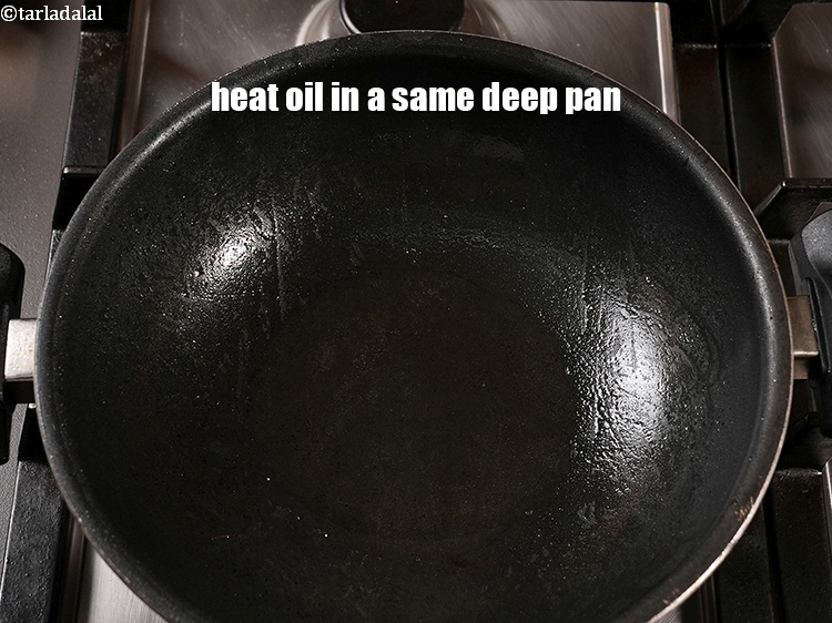 स्टेप 9 – उसी गहरे पैन में&nbsp;2 टेबल-स्पून&nbsp;<a href=""https://www.tarladalal.com/glossary-oil-hindi-671i"">तेल</a>&nbsp;गर्म करें।