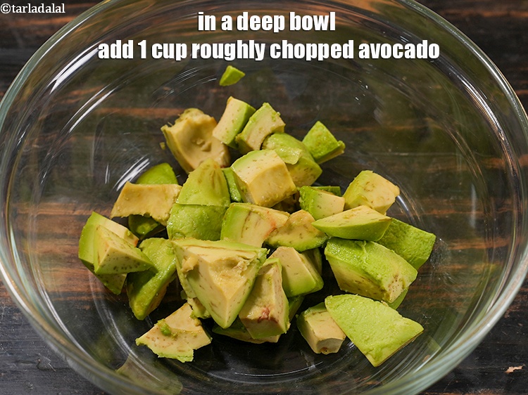 स्टेप 13 – <strong>ककड़ी टमाटर एवोकाडो सलाद</strong> बनाने के लिए, एक गहरे कटोरे …