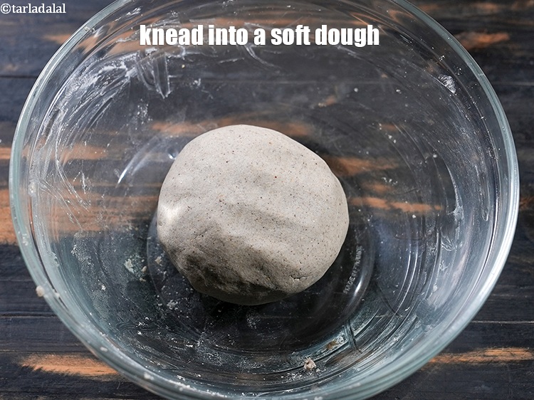 स्टेप 9 – नरम आटा गूथ लीजिये।