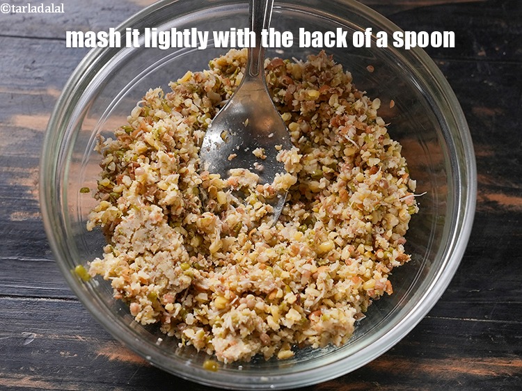 स्टेप 9 – इसे चम्मच के पिछले हिस्से से हल्का सा मसल लें।