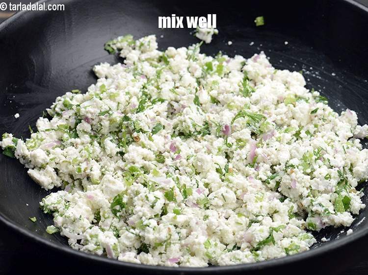 स्टेप 9 – अपने हाथों या चम्मच का उपयोग करके अच्छी तरह मिला …