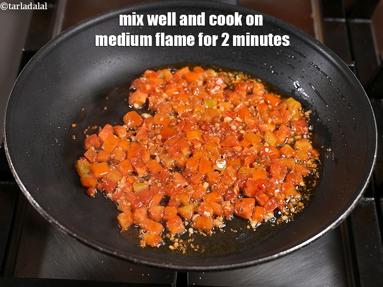 स्टेप 8 – अच्छी तरह से मिलाएं और मध्यम आंच पर २ मिनट …