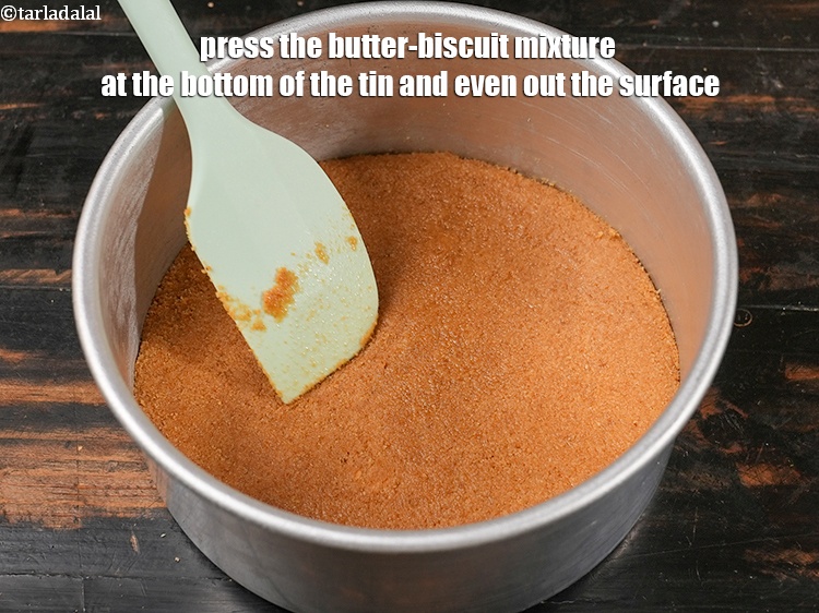 Step 9 – Press the butter-biscuit mixture at the bottom of the tin and even out the surface.&nbsp;