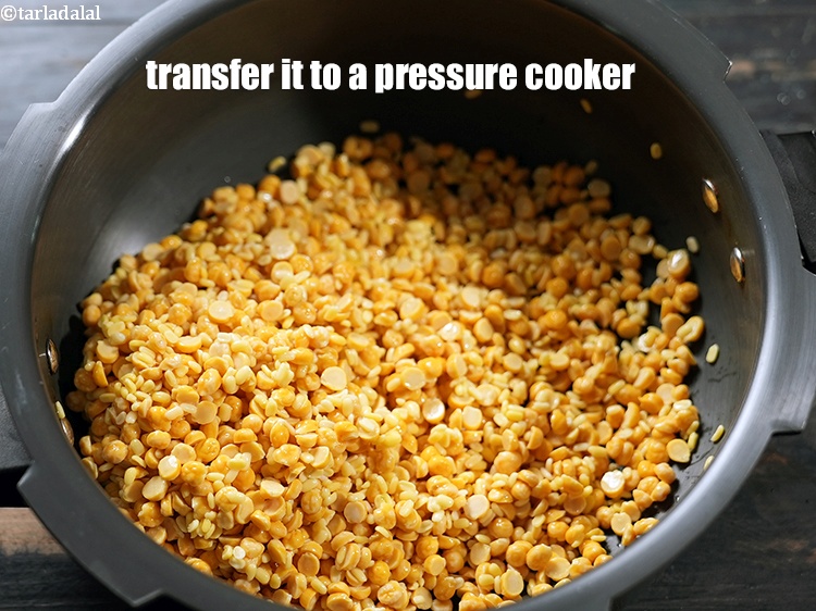 स्टेप 9 – इसे प्रेशर कुकर में डालें।
