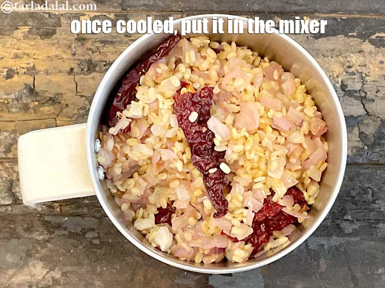 स्टेप 18 – <strong>धनिया प्याज की चटनी को | धनिये के साथ प्याज …