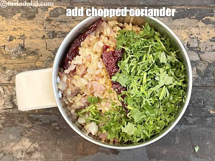 स्टेप 19 – १/४ कप <a href=""https://www.tarladalal.com/glossary-chopped-coriander-hindi-783i"">कटा हुआ हरा धनिया</a> डालें।