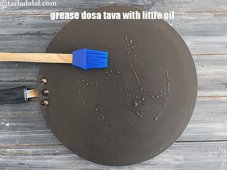 स्टेप 37 – डोसा तवे को ब्रश की सहायता से थोड़ा सा तेल …