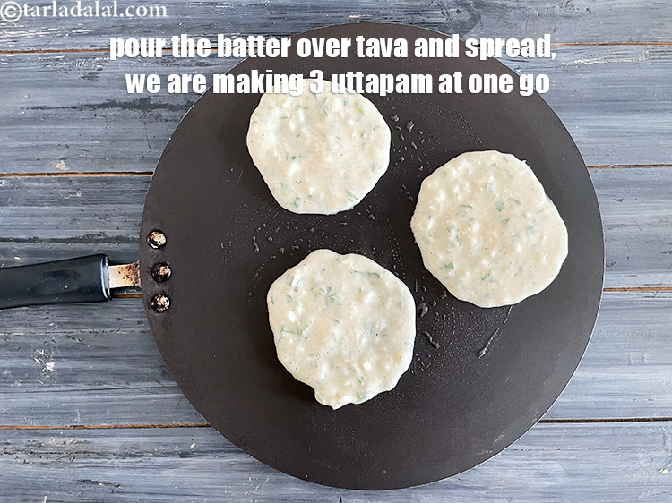 स्टेप 38 – घी लगे गरम डोसा तवे के ऊपर <strong>दलिया उत्तपम</strong> का …