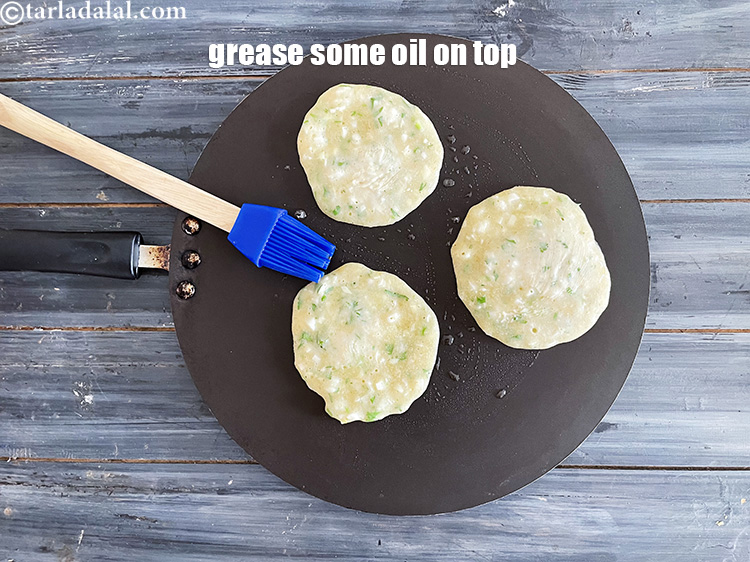 स्टेप 39 – दलिया उत्तपम को कुछ देर पकने दें। फिर उत्तपम के …