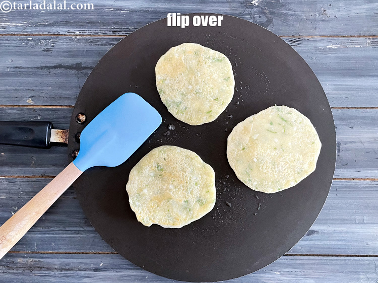 स्टेप 40 – उत्तपम को पलट दें।