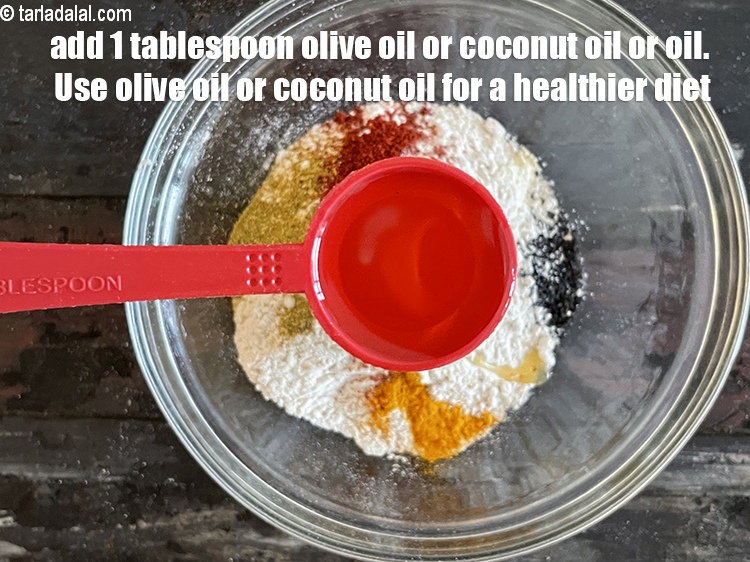 स्टेप 9 – १ टेबल-स्पून&nbsp;<a href=""https://www.tarladalal.com/glossary-olive-oil-hindi-451i"">जैतून का तेल</a>&nbsp;या&nbsp;<a href=""https://www.tarladalal.com/glossary-coconut-oil-nariyal-ka-tel-hindi-1186i"">नारियल का तेल</a>&nbsp;<span style=""font-size:11.0pt""><span style=""background-color:white""><span …