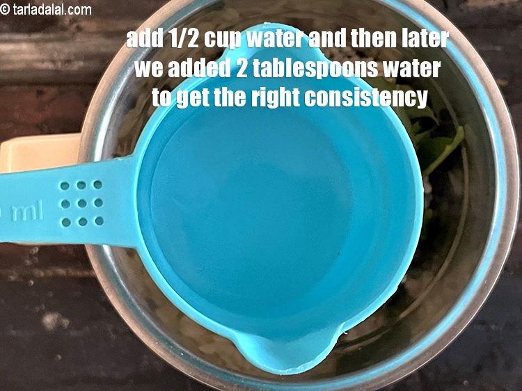 स्टेप 15 – आधा कप पानी&nbsp;डालें।&nbsp;फिर हमने 2 टेबल्स्पून&nbsp;पानी और डाला।