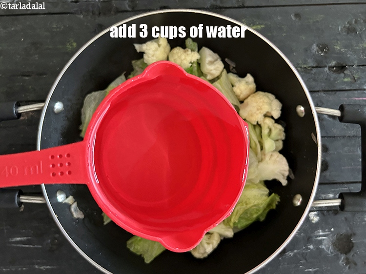 स्टेप 11 – ३ कप&nbsp;<a href=""https://www.tarladalal.com/basic-vegetable-stock-hindi-38556r"">बेसिक वेजिटेबल स्टॉक</a>&nbsp;डालें।&nbsp;<strong>वेजिटेबल स्टॉक जिस डिश में डाला …