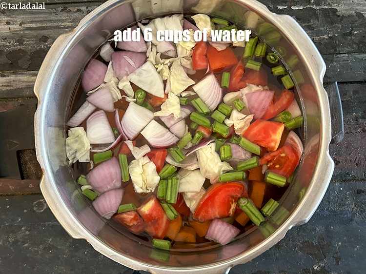 स्टेप 9 – 6 कप पानी डालें।