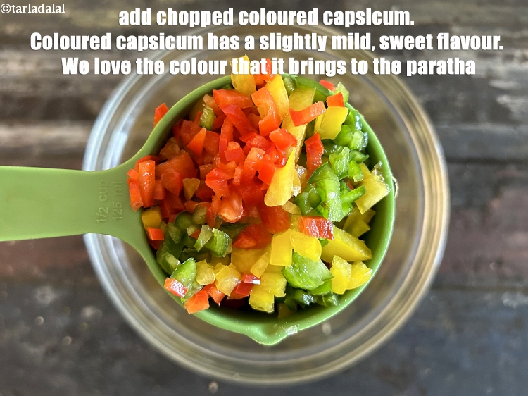 स्टेप 36 – १/२ कप&nbsp;<a href=""https://www.tarladalal.com/glossary-chopped-capsicum-hindi-164i"">कटी हुई शिमला मिर्च</a>&nbsp;डालें।&nbsp;रंगीन शिमला मिर्च में हल्का, …