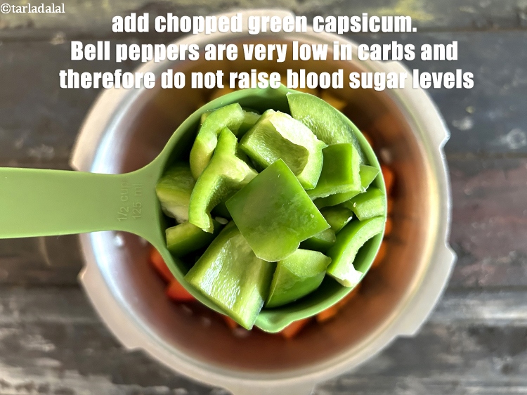 स्टेप 10 – १/२ कप&nbsp;<a href=""https://www.tarladalal.com/glossary-chopped-capsicum-hindi-164i"">कटी हुई हरी शिमला मिर्च</a>&nbsp;डालें।&nbsp;ऐसी हरी शिमला मिर्च …