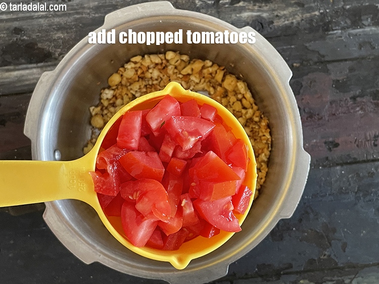 स्टेप 11 – १ कप&nbsp;<a href=""https://www.tarladalal.com/glossary-chopped-tomatoes-hindi-779i"">कटे हुए टमाटर</a>&nbsp;डालें।