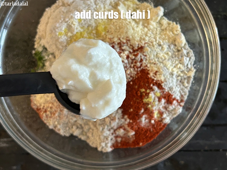 स्टेप 9 – २ टेबल-स्पून&nbsp;<a href=""https://www.tarladalal.com/glossary-curd-dahi-yogurt-yoghurt-hindi-383i"">दही</a>&nbsp;डालें।
