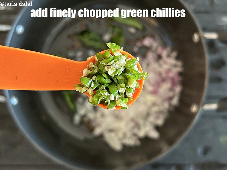 स्टेप 9 – १ टी-स्पून&nbsp;बारीक&nbsp;<a href=""https://www.tarladalal.com/glossary-chopped-green-chilli-hindi-820i"">कटी हरी मिर्च</a>&nbsp;डालें।