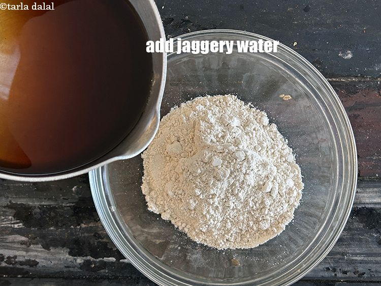 स्टेप 9 – पका हुआ और ठंडा किया हुआ गुड़ डालें।