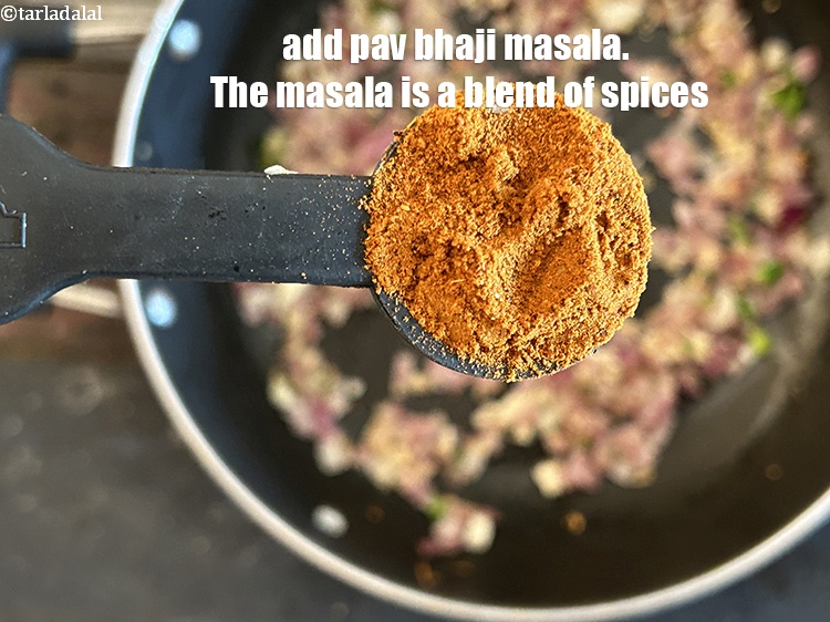 स्टेप 10 – १ टी-स्पून&nbsp;<a href=""https://www.tarladalal.com/glossary-pav-bhaji-masala-hindi-298i"">पाव भाजी मसाला</a>&nbsp;&nbsp;डालें&nbsp;।&nbsp;&nbsp;पाव भाजी मसाला, जैसा कि नाम …