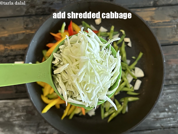 स्टेप 13 – १/२ कप&nbsp;<a href=""https://www.tarladalal.com/glossary-shredded-cabbage-hindi-763i"">बारीक लंबी कटी हुई पत्ता गोभी</a>&nbsp;डालें।