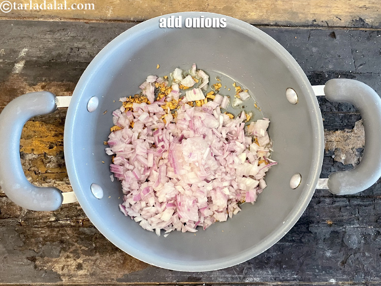 स्टेप 16 – १ कप&nbsp;बारीक&nbsp;<a href=""https://www.tarladalal.com/glossary-chopped-onions-hindi-722i"">कटा हुआ प्याज</a>&nbsp;डालें।