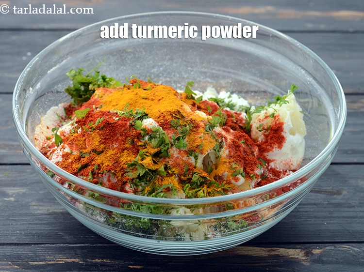 स्टेप 9 – १/२ टी-स्पून&nbsp;<a href=""https://www.tarladalal.com/glossary-turmeric-powder-haldi-hindi-645i"">हल्दी पाउडर</a>&nbsp;डालें ।&nbsp;