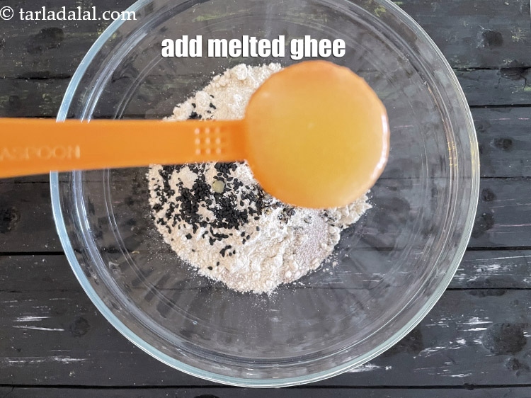 स्टेप 9 – २ टी-स्पून&nbsp;पिघला हुआ&nbsp;<a href=""https://www.tarladalal.com/glossary-ghee-hindi-245i"">घी</a>&nbsp;डालें।