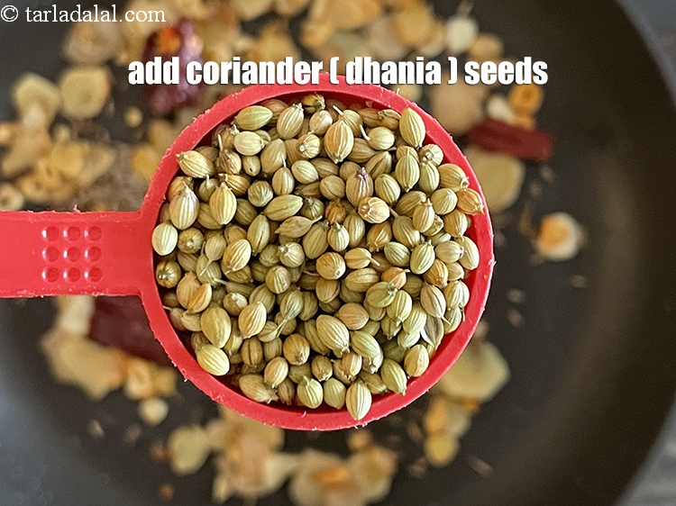 स्टेप 9 – २ टेबल-स्पून <a href=""https://www.tarladalal.com/glossary-coriander-seeds-dhania-ke-beej-dhania-seeds-akha-dhania-hindi-371i"">खड़ा धनिया</a> डालें।