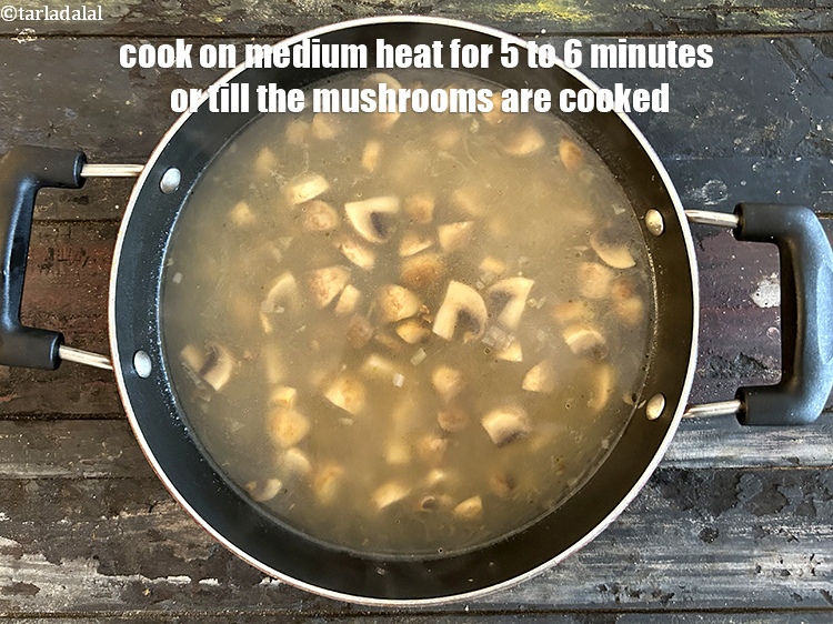 स्टेप 10 – मध्यम आंच पर 5 से 6 मिनट तक या मशरूम …