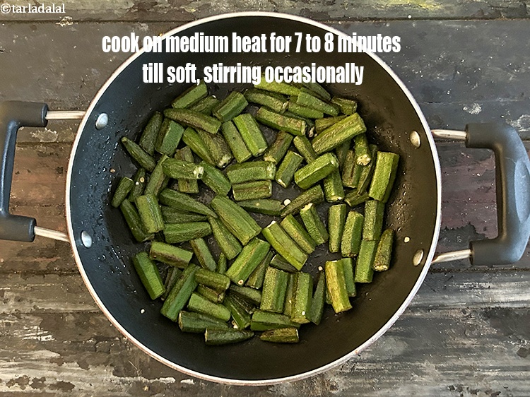 स्टेप 14 – मध्यम आंच पर&nbsp;<strong>7 से 8 मिनट</strong>&nbsp;तक या उनके नरम होने …