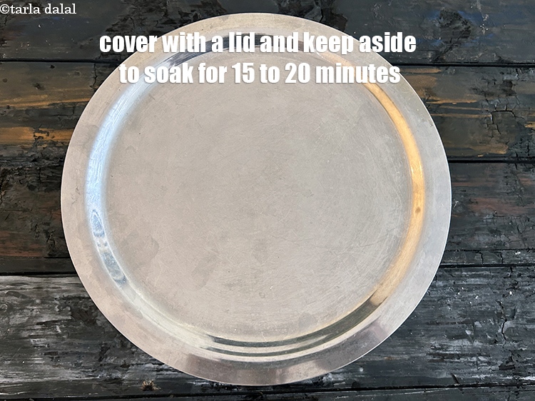 स्टेप 9 – ढक्कन से ढककर 15 से 20 मिनट तक भीगने के …