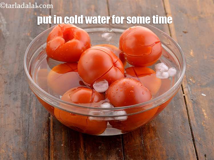 स्टेप 11 – कुछ देर ठंडे पानी में रखें। टमाटर को ठंडे पानी …