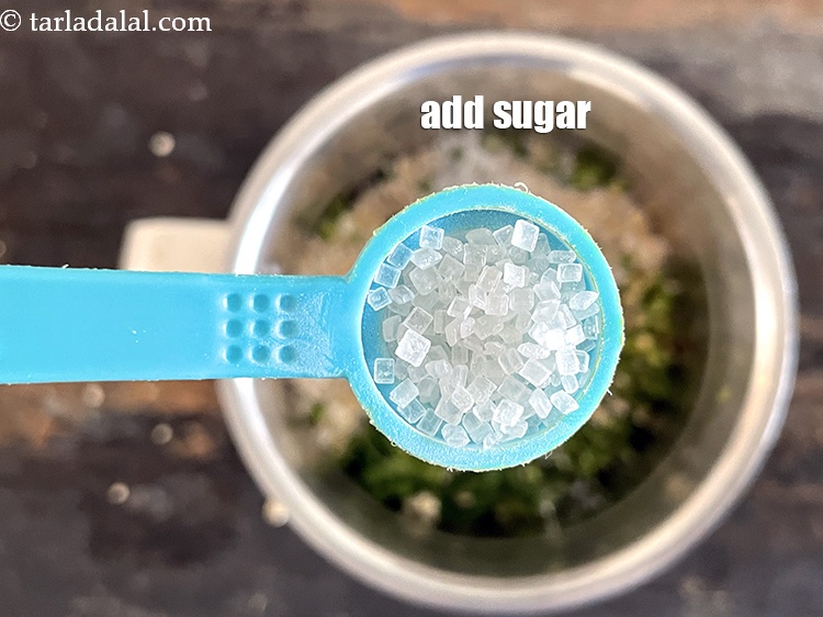 स्टेप 15 – २&nbsp;चुटकी&nbsp;<a href=""https://www.tarladalal.com/glossary-sugar-chini-shakkar-hindi-278i"">चीनी</a>&nbsp;डालें।&nbsp;&nbsp;