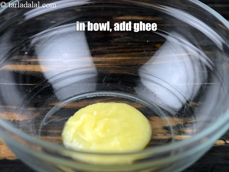 स्टेप 12 – एक गहरे बाउल में १/४ कप&nbsp;<a href=""https://www.tarladalal.com/glossary-ghee-hindi-245i"">घी</a>&nbsp;डालें ।