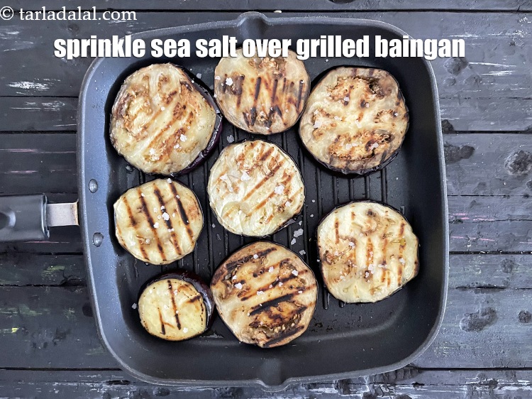 Step 11 – Sprinkle 1/2 tsp sea salt over the grilled baingan.