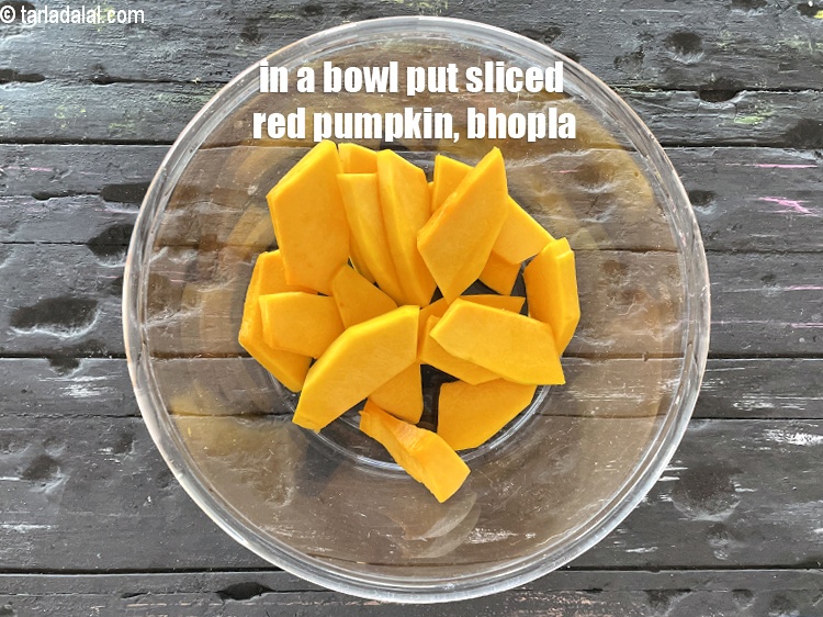 स्टेप 9 – एक बड़े कटोरे में १६&nbsp;<a href=""https://www.tarladalal.com/glossary-sliced-red-pumpkin-hindi-1182i"">कटे हुए लाल कद्दू (भोपला …