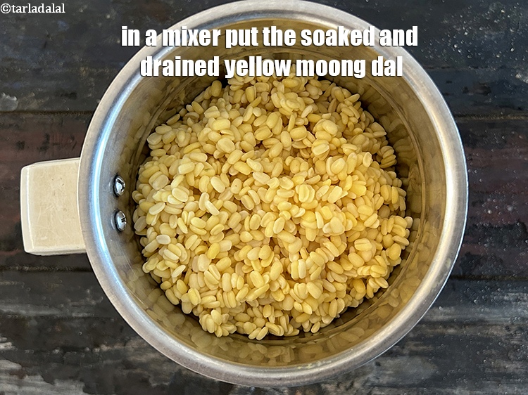 स्टेप 9 – एक मिक्सर में भीगी हुई और छानी हुई पीली मूंग …