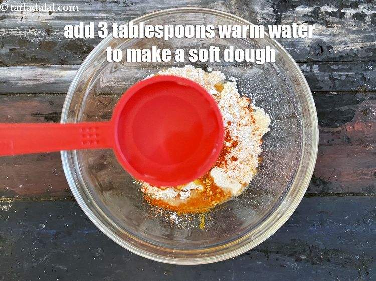स्टेप 10 – नरम आटा बनाने के लिए पर्याप्त पानी डालें।&nbsp;<strong>हमने 3 टेबलस्पून …