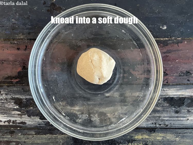 स्टेप 9 – नरम आटा गूंद लें।